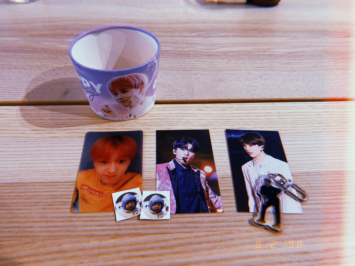 coupsietaesies's tweet photo. the hot choco was too adorable I almost couldn’t bring myself to drink it;;;; thank you @pixiepwark #pixiepwark0205 for the cute jisung cafe 🥺🥰💚 https://t.co/A3mDxiTQmW
