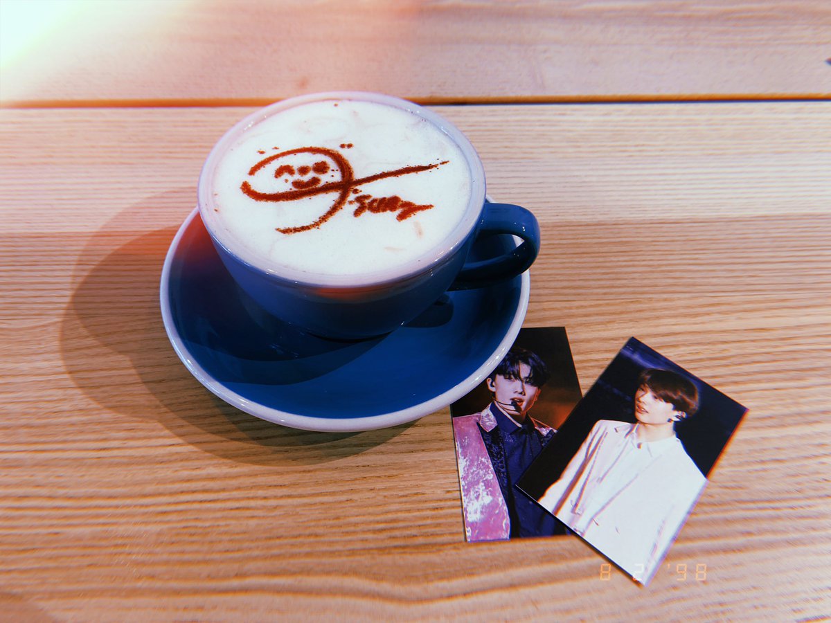 coupsietaesies's tweet photo. the hot choco was too adorable I almost couldn’t bring myself to drink it;;;; thank you @pixiepwark #pixiepwark0205 for the cute jisung cafe 🥺🥰💚 https://t.co/A3mDxiTQmW