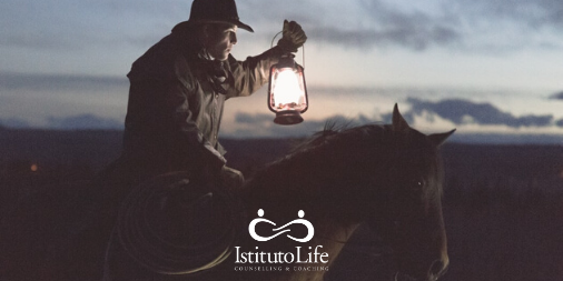 IstitutoLife's tweet photo. Un allevatore di cavalli possedeva un bellissimo cavallo arabo di razza, di cui andava molto fiero. 

Un giorno, però, il cavallo sfondò la porta della stalla e fuggì via.⁣

...continua a leggere la storia su https://t.co/3yxi143aYn
⁣ https://t.co/Q231nePFWT