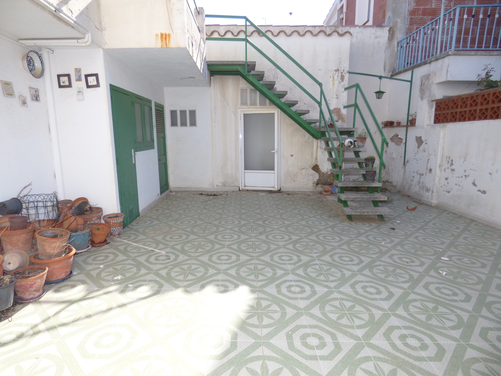 FinquesQuim's tweet image. Casa en pleno centro de Malgrat, con dos viviendas, ideal para vivir en familia o una de las dos alquilarla. ¡Venid a verla!
Mas información aquí 👉  qoo.ly/34ajja
☎ 661406521-937613265 preguntar por la referencia C0495