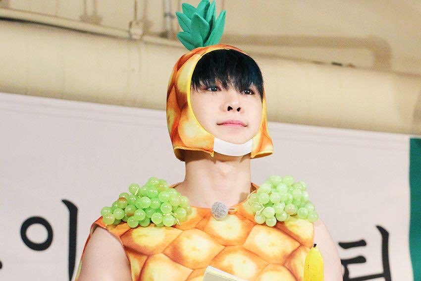 sailorwonho's tweet photo. My BEBEGOM wanted to look exactly like WONHO because BEBEGOM misses his father so I bought him a pineapple hat. Looks cute right?
#AlwaysSupportMX7 #다시_너와_함께_할_거야 @OfficialMonstaX @STARSHIPent https://t.co/xBO9DrkXwo