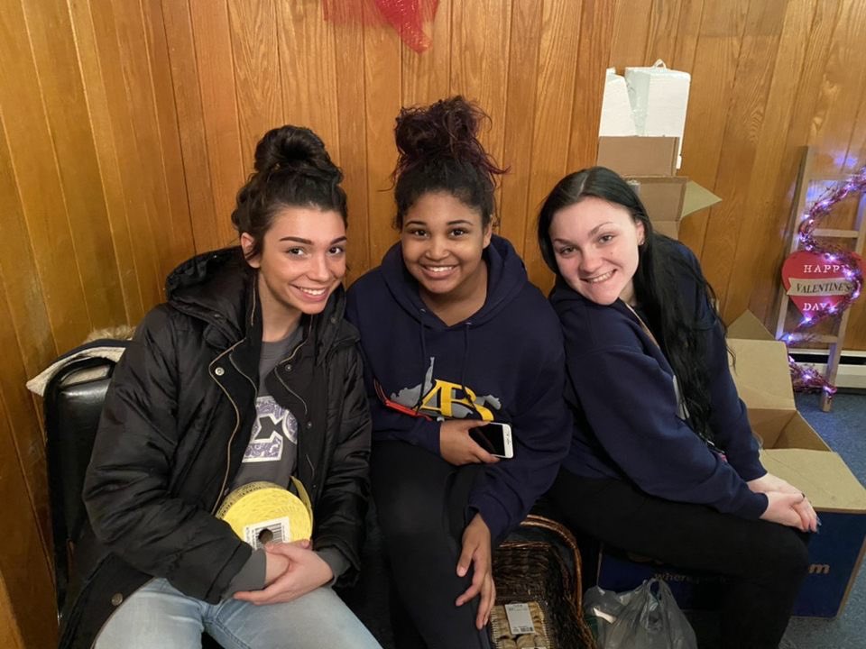 a pic of a few of our girls last night who helped our philanthropy, Barbour County Animal Shelter, with their bingo night! we forgot to take more pics of the other girls too, but we had so much fun last night!🤗