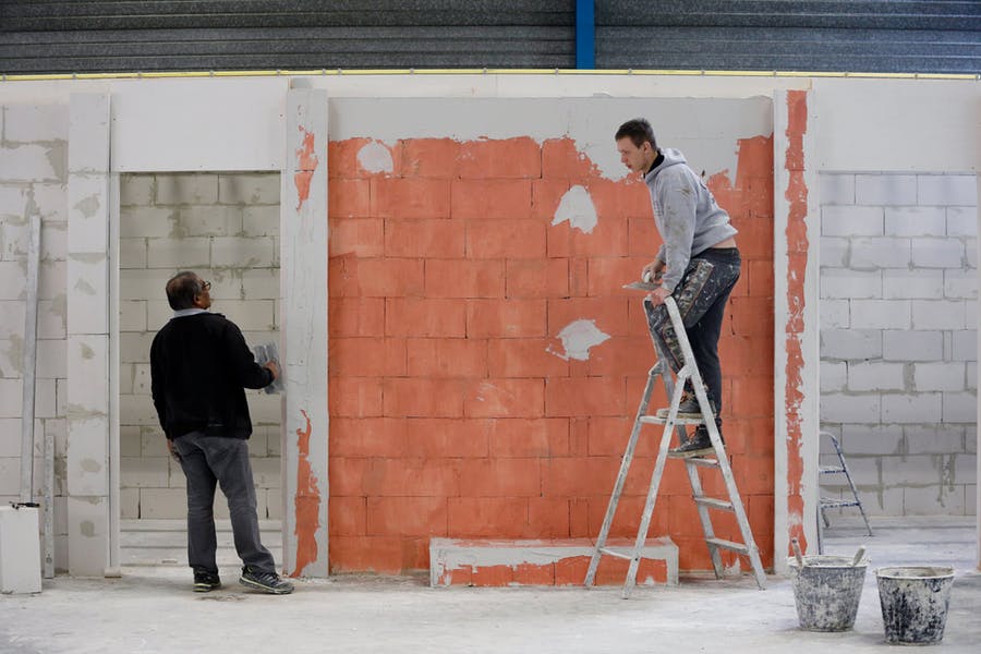 Stucadoor en installateur leren het werk weer op de vakschool fd.nl/economie-polit…