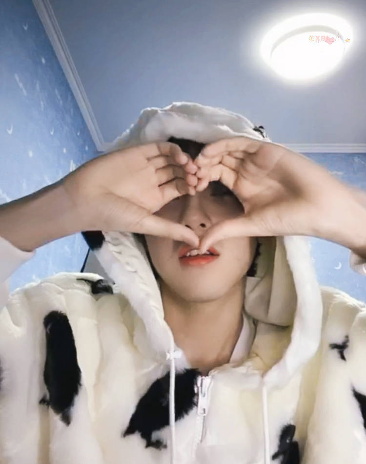 Hu Chunyang, actually he is playing the same game as Jiayi, also if he bored, he just do a livestream and telling his fans that he got a new pimple  "Hi guys, you know there's a cutie little pimple on my cheek now, look... It's so cute right?" "Do a love sign? Okay okayy"