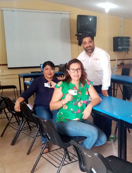 SSnte33's tweet photo. Mtro Ricardo Mendoza Moncada, secretario de Innovación Tecnológica y Reingeniería Organizativa del @SSnte33  credencializando a compañeras de educación especial https://t.co/yCaqap1ixQ