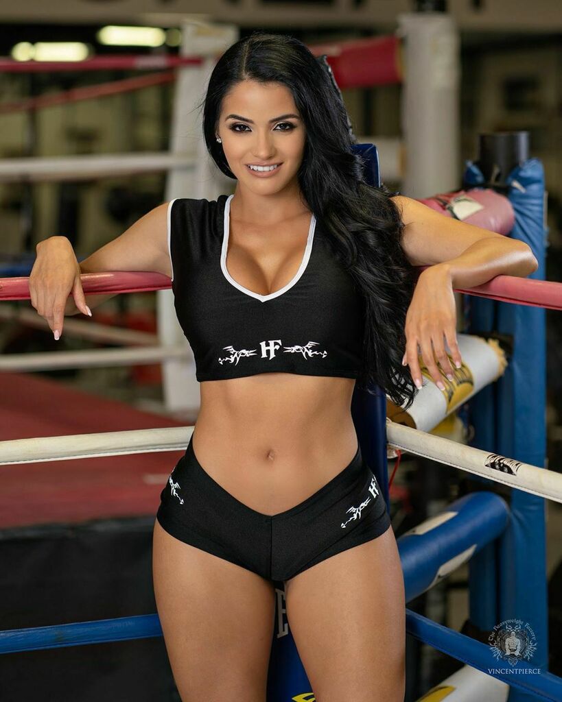 MisContMujeres's tweet photo. #Colombianas "I promise I won't beat you up too badly." - Paola Duque https://t.co/WTlxRtEDTb https://t.co/aJplKKYUky