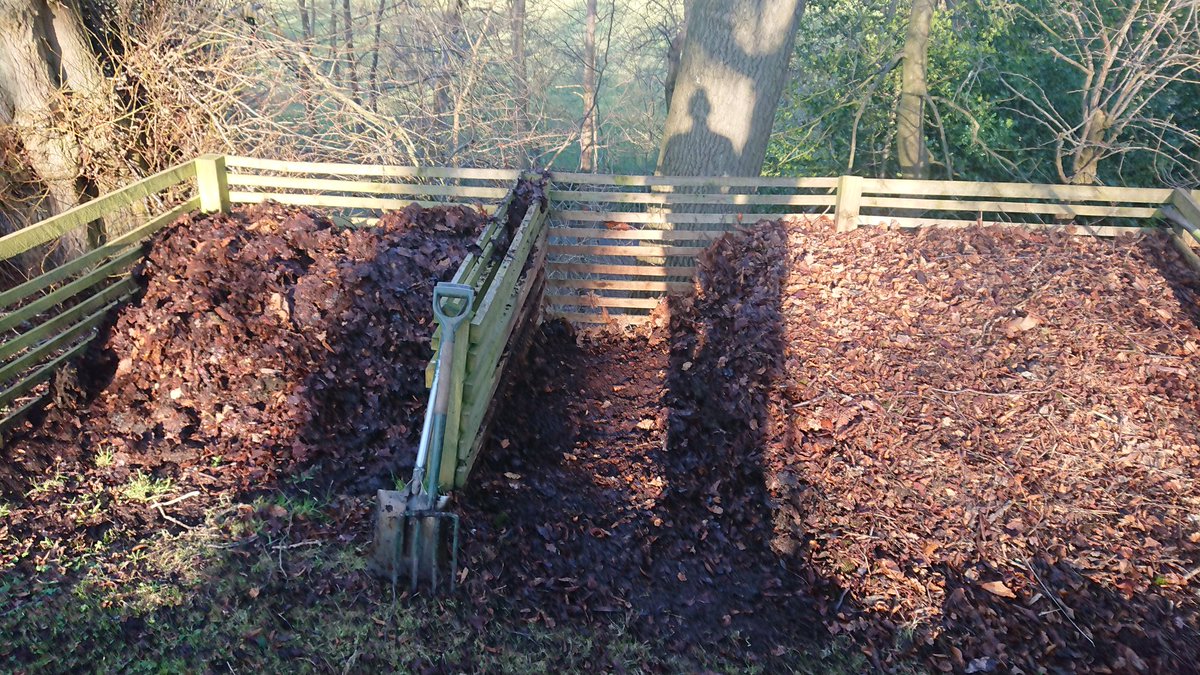 DDSmart71's tweet photo. 3 year leaf composting system.
#workingwithnature 🍂🌳🌿 https://t.co/eQNh8IvURV