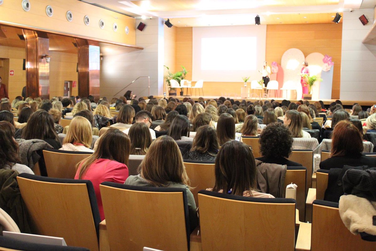 AjuntamentVLC's tweet photo. 👩🏻💻 La 3a edició de #Womprende reunix a més de 300 dones emprenedores en la seu de @FundacionBcja. 💼 Esta jornada destaca per connectar el talent femení valencià i cohesionar una comunitat de dones que volen aprendre i connectar per a potenciar l'emprenedoria ♀️. #bettertogether https://t.co/E3kGf1JYtV