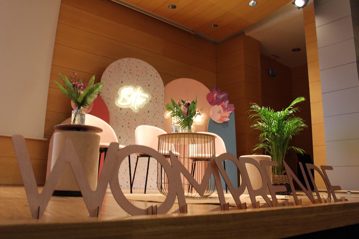 AjuntamentVLC's tweet photo. 👩🏻💻 La 3a edició de #Womprende reunix a més de 300 dones emprenedores en la seu de @FundacionBcja. 💼 Esta jornada destaca per connectar el talent femení valencià i cohesionar una comunitat de dones que volen aprendre i connectar per a potenciar l'emprenedoria ♀️. #bettertogether https://t.co/E3kGf1JYtV