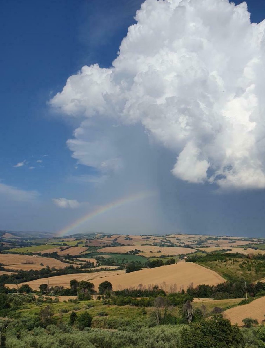 ☀️ Oggi vi auguriamo un buon #weekend con uno scatto dalla frazione di #Villagrande! 

🌅 Uno splendido #panorama con vista sulle nostre colline, ancora più caratteristico con queste importanti nubi bianche ed un meraviglioso arcobaleno.