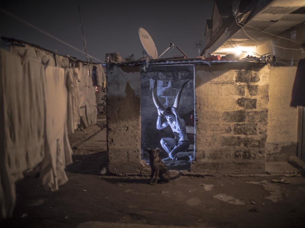 takeshi2922's tweet photo. L’art comme cri de douleur, de révolte, mais surtout pour exposer son incroyable envie de survivre dans le chaos. C’est ce que déploie en grand #SystemeK, passionné et passionnant doc de Renaud Barret sur le street-art congolais. Sorti le 15 janvier dernier. @Le_Pacte 🎬😍 https://t.co/CeXfMfsXDL