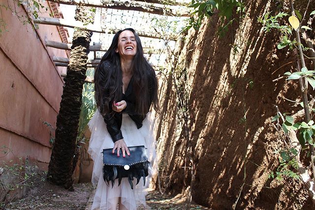 Siempre con la sonrisa.
.
Quien me conoce bien sabe que soy alegre por naturaleza, que siempre prefiero pensar lo mejor de la gente y darme la ostia después las veces que haga falta, que aspiro a tener muchas arrugas alrededor de mis ojos de tanto reírme y que no sé posar frente
