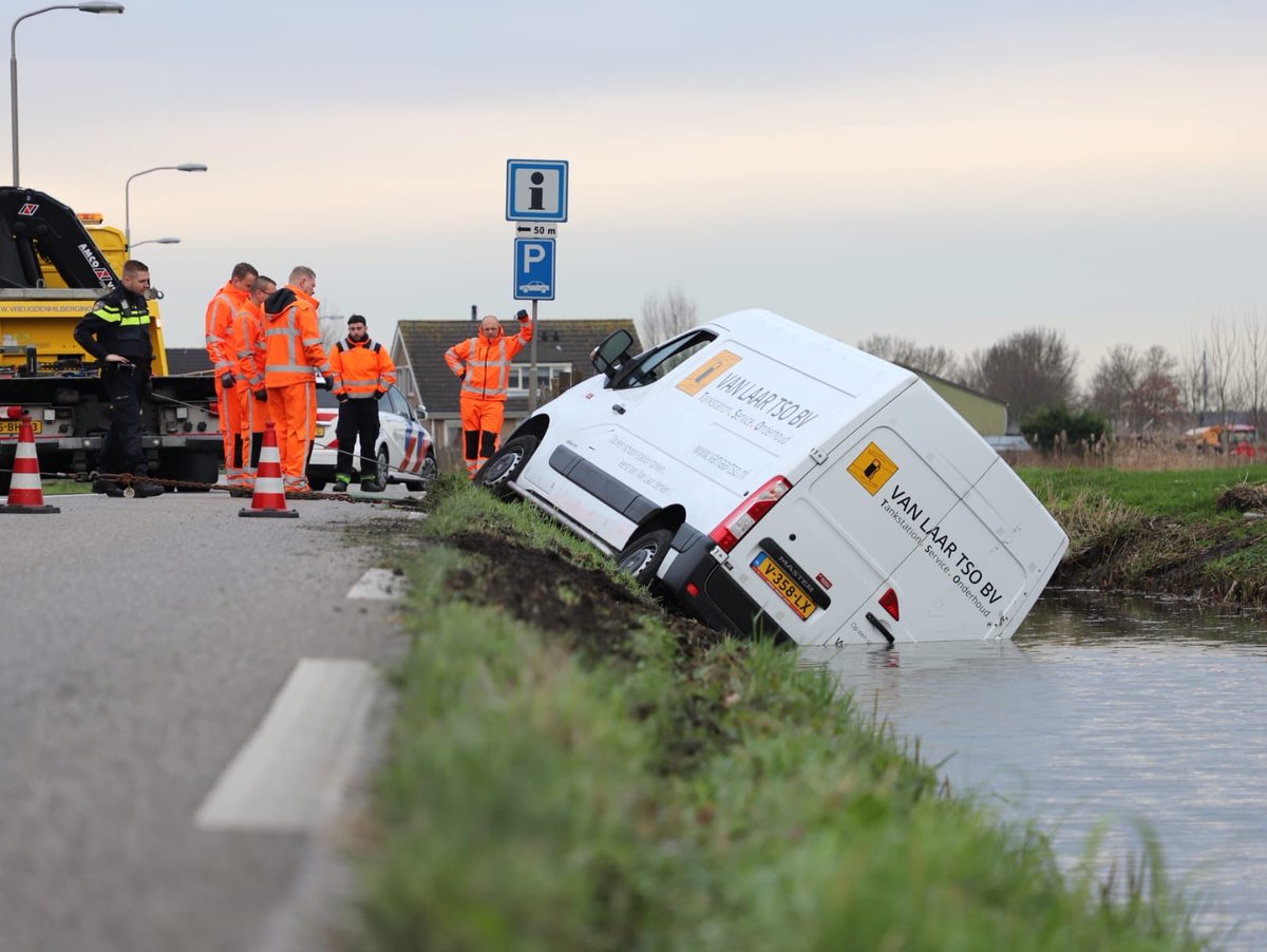 Mooi klusje gehad vanmorgen voertuig te water nieuwe Collega’s mee om het in de praktijk uit te voeren en te leren bedankt @PolPijnacker voor het verzorgen van de veilige werkruimte <a href="/Vreugdenhil_/">Vreugdenhil Berging</a>