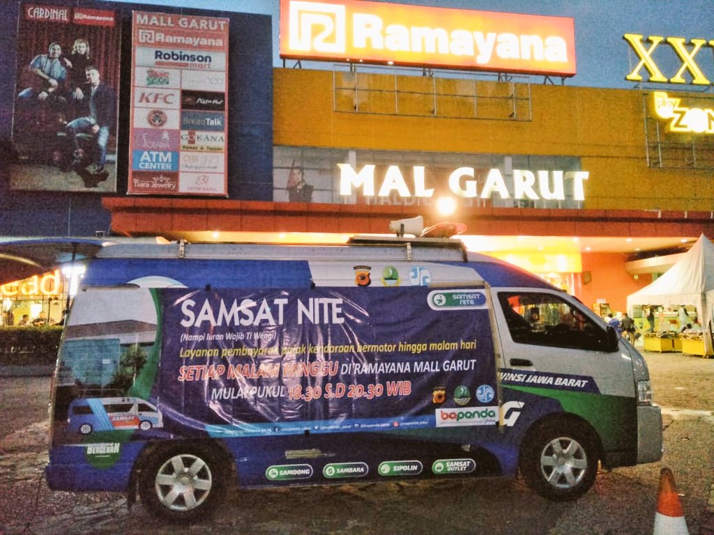 SamsatGarut's tweet photo. Hai #BarayaSamsat Yang lagi malam mingguan di sekitaran Ramayana Plaza Garut, yuk sekalian bayar pajak kendaraan bermotornya di Samsat Keliling. 
#SamsatNite https://t.co/m0H8UO4WhG