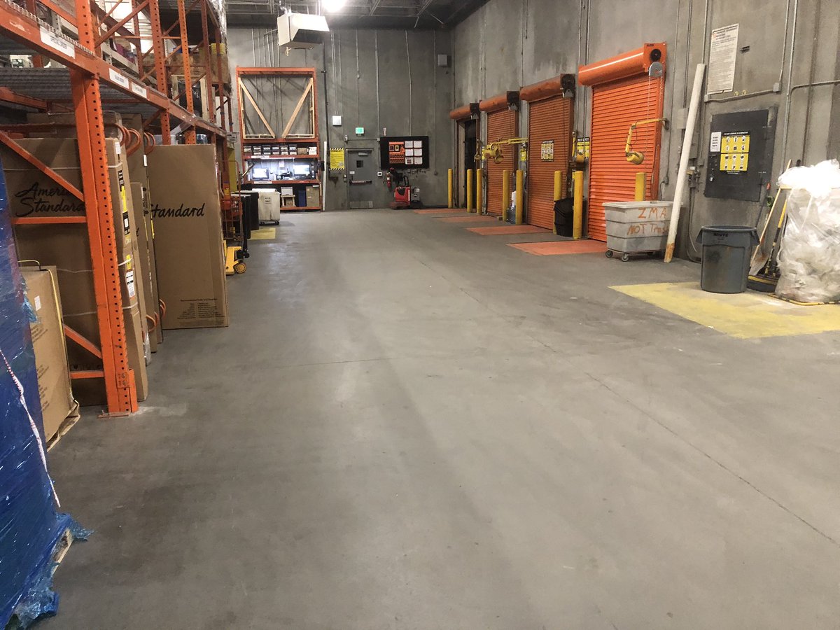 Michael_3504's tweet photo. Receiving is clean and clear with all freight out on our shelves. #ready4theweekend. @bryanHD3504 @MattCramer179 @PeteRodriguez__ @00DREA I canโt say it enough, Iโm so proud of this team! https://t.co/Ghgmso4yiU