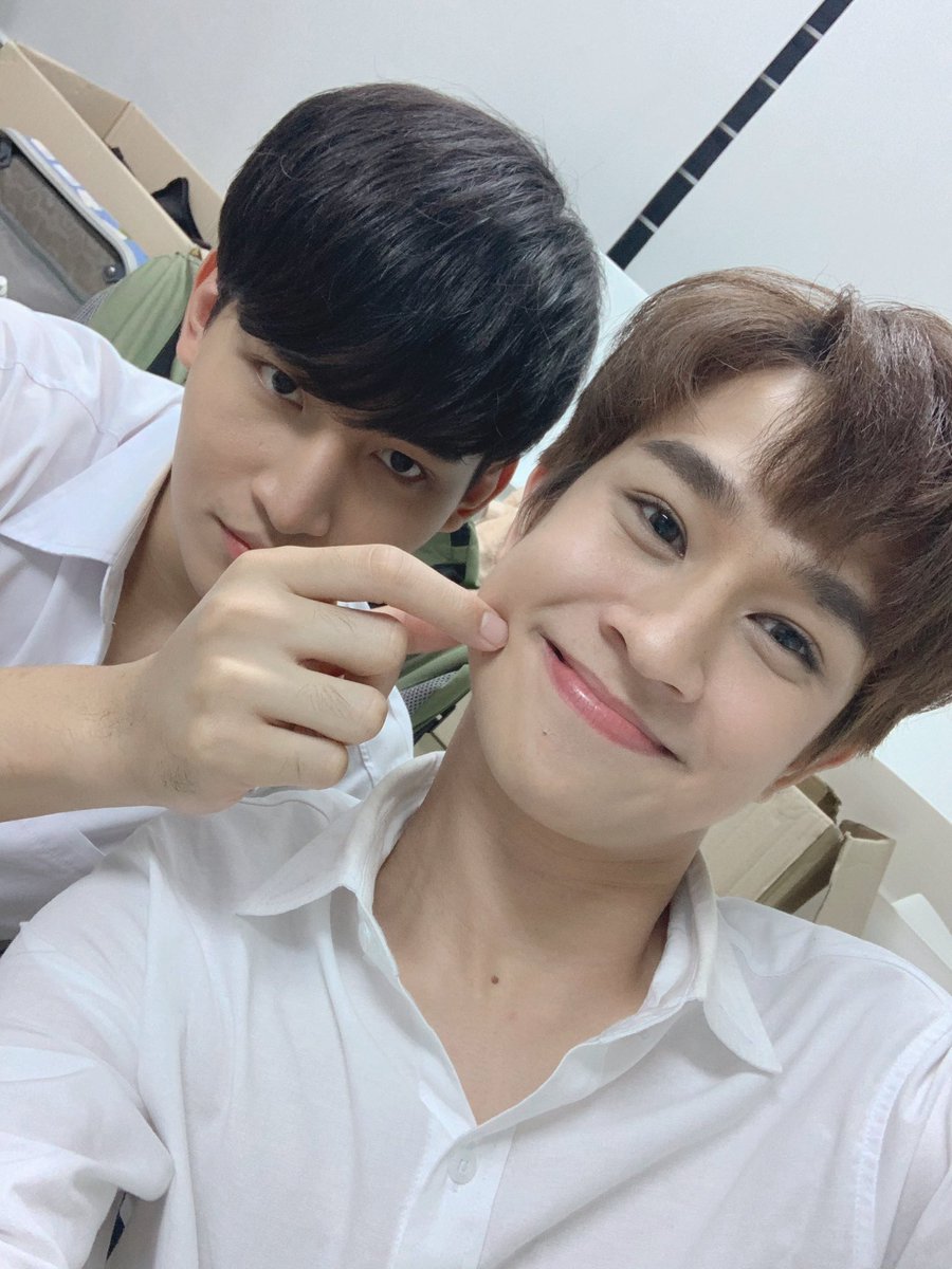 FlukeNatouch's tweet photo. แค่พูดว่าอยากเจอ หน้าบ้านเทอก็ไม่ไกลหรอก 😳 #คุณหนูขี้อายกับคุณชายเจ้าชู้ https://t.co/YOkUpKXJV7