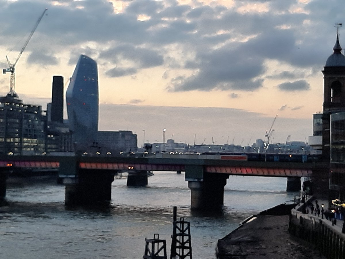 brendonbronco's tweet image. View from #LondonBridge at going-home time yesterday.  Does that #officeblock on the left have a nickname? #London #Thames