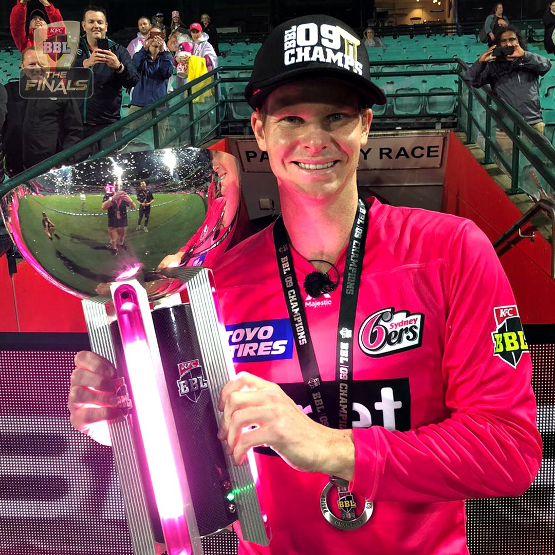 No better sight than @stevesmith49 in pink, holding up a trophy 😍

Fancy another one, Smudge? 😁

#HallaBol | #RoyalsFamily | #BBL09