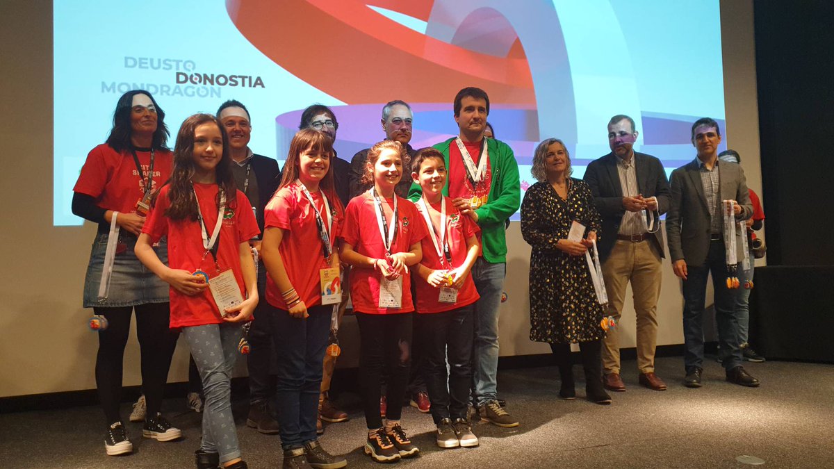 Artxandape's tweet photo. Gure ausarta txikiek dominak jasotzen dituzte. Lan bikaina! 🙌
Nuestros pequeños valientes recogen sus medallas. ¡Gran trabajo! 🙌🏻
#FLLJunior #FLLEuskadi #FLLEuskadiDonostia #ArtxandapeIkastola https://t.co/6blmfGu0sk