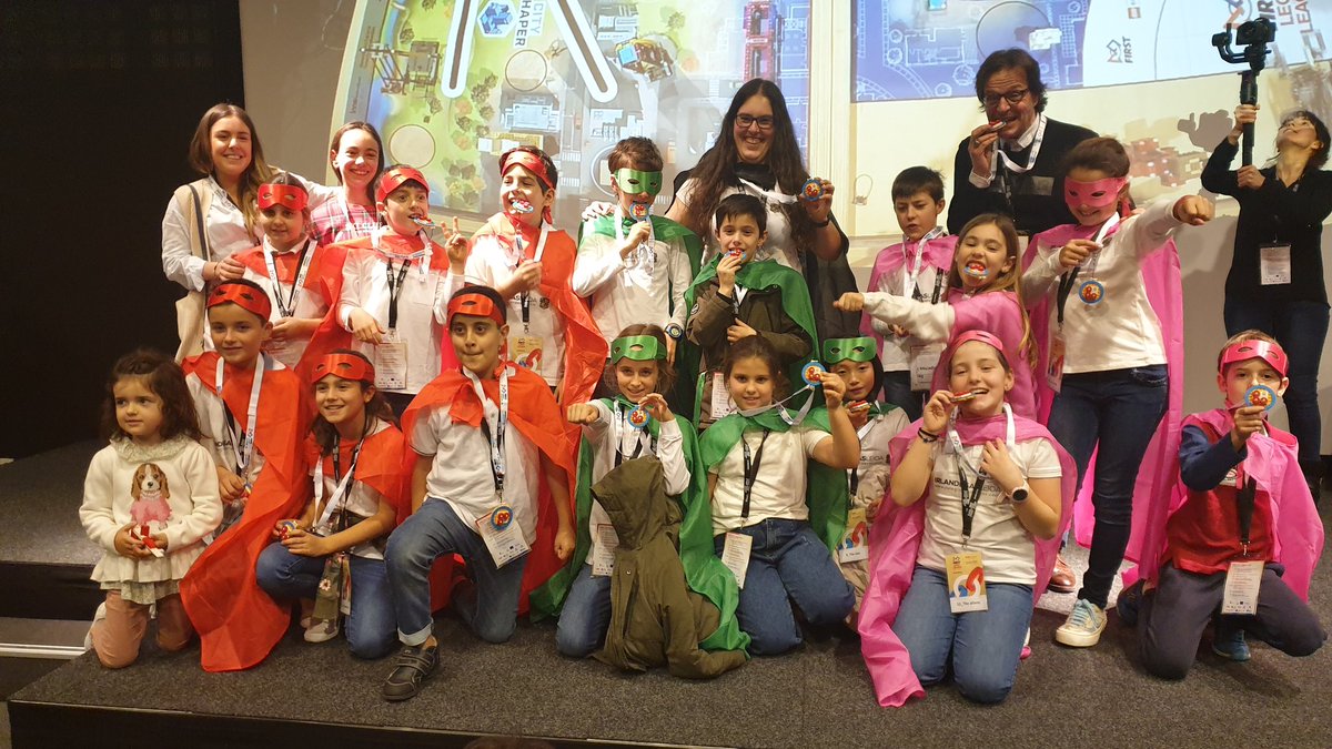 IrlandesasLeioa's tweet photo. Nuestros pequeños superhéroes y superheroínas recogen sus merecidas medallas. ¡Qué gran trabajo han hecho los tres equipos! 🙌 💚🦸♀️🦸♂️
#FLLEuskadi #FLLJunior #FLLEuskadiDonostia #IrlandesasLeioa https://t.co/cx0B73J6Hg