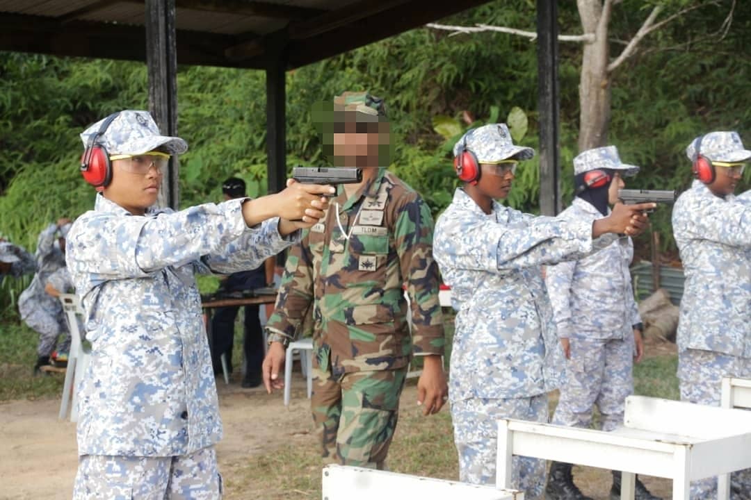 KDSI_rasmi's tweet photo. Latihan Kemahiran Menembak PtM 220/19 telah dilaksanakan pada 3 hingga 6 Feb 20 bertempat di Lapang Sasar KDSI.Selain mempelajari ilmu teori mengenai spesifikasi senjata,PtM juga didedahkan dengan latihan praktikal penembakan senjata kecil.
#SmallArmsFiring
#AimsToTarget https://t.co/WXBfpCWcQZ