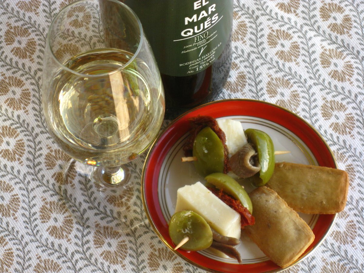 Fino El Marqués con unos encurtidos de lujo; Gordales sevillanas, anchoas, queso de payoya, tomate seco y unas regañás sevillanas al aceite de oliva. Óle! 
¡Maridaje perfecto!#bodegashalcon #Sherrylover #Gastronomia #TDgastro #SaboresProvinciaSevilla #Sevillahoy