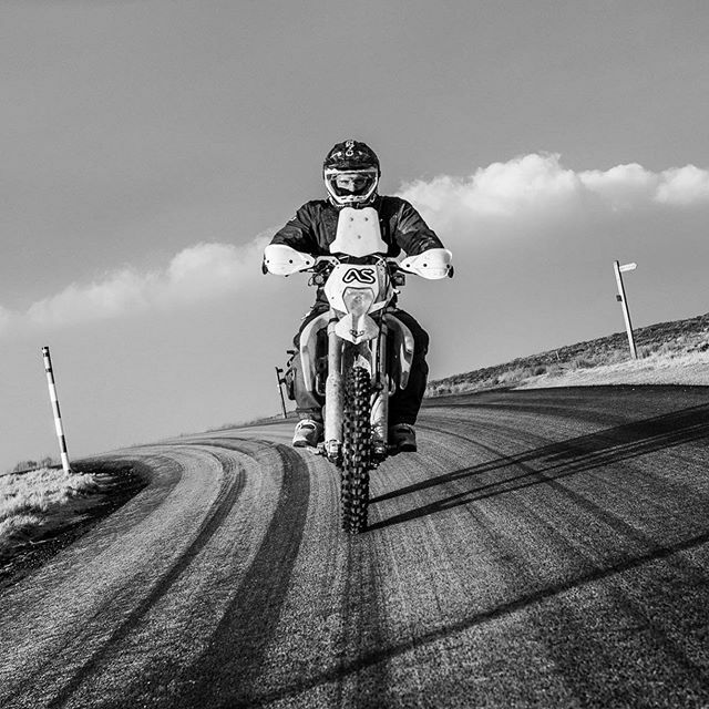gregvillalobos's tweet photo. Michael’s last minute swerve to avoid the photographer results in a lean angle that makes no sense at all 🙃 #shootandride #adventurespec #adv #advbike #dualsport #ktm #lightisright #motography https://t.co/xnBdTQVwT2 https://t.co/k9H0UZWMyK