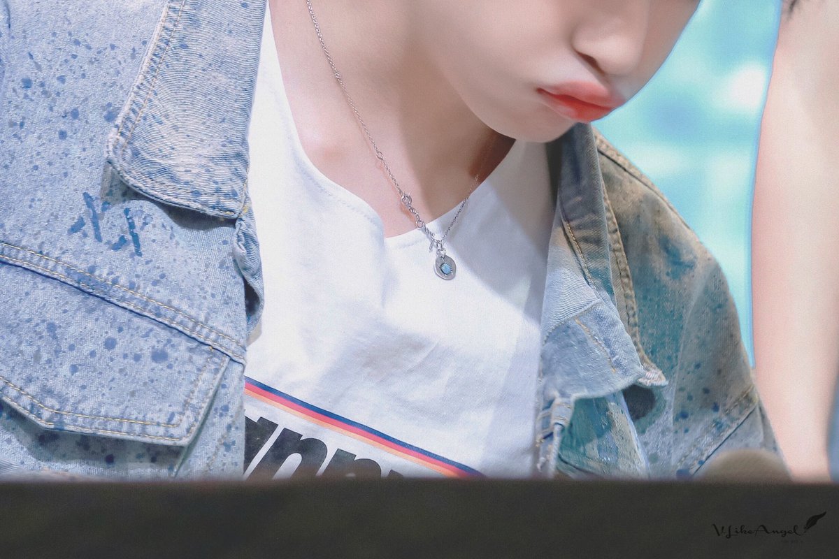 VLikeAngel's tweet photo. 180603 홍대🇰🇷

😚🍼🍓🍔🧃🍰🍬🧁🍡🍨

#V #뷔 #태형 #テテ #BTSV #KimTaehyung #김태형 #방탄소년단뷔 #BTS  @BTS_twt https://t.co/FSTZ9xZS5W