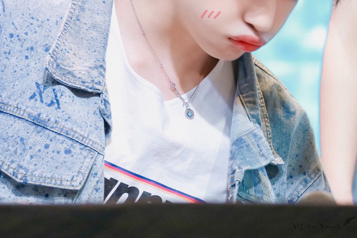 VLikeAngel's tweet photo. 180603 홍대🇰🇷

😚🍼🍓🍔🧃🍰🍬🧁🍡🍨

#V #뷔 #태형 #テテ #BTSV #KimTaehyung #김태형 #방탄소년단뷔 #BTS  @BTS_twt https://t.co/FSTZ9xZS5W