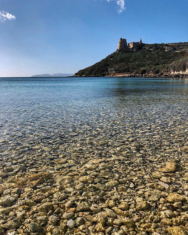 Anche nei giorni in cui il maestrale soffia con prepotenza a Cagliari c’è sempre un angolo protetto, un rifugio calmo. 
Siamo nella piccola spiaggia di Calamosca, al di qua del promontorio della Sella del Diavolo. Acqua trasparente e limpida e soprattutt… ift.tt/374IIs4