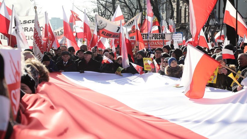 Jedno zdjęcie pochodzi z demonstracji za reformą sądownictwa, drugie pochodzi z demonstracji przeciwko reformie sądownictwa🧐

Jak myślisz, które jest które i dlaczego?🤔

#KastaBasta