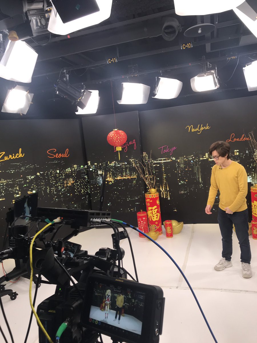 pandakunlog's tweet image. 浩哥真辛苦，要練習跟虛擬世界的虎妮（空氣）講話...
但其實虎妮的影子比較明顯，反而浩哥比較像虛擬的... www
#HowFun
#台中燈會