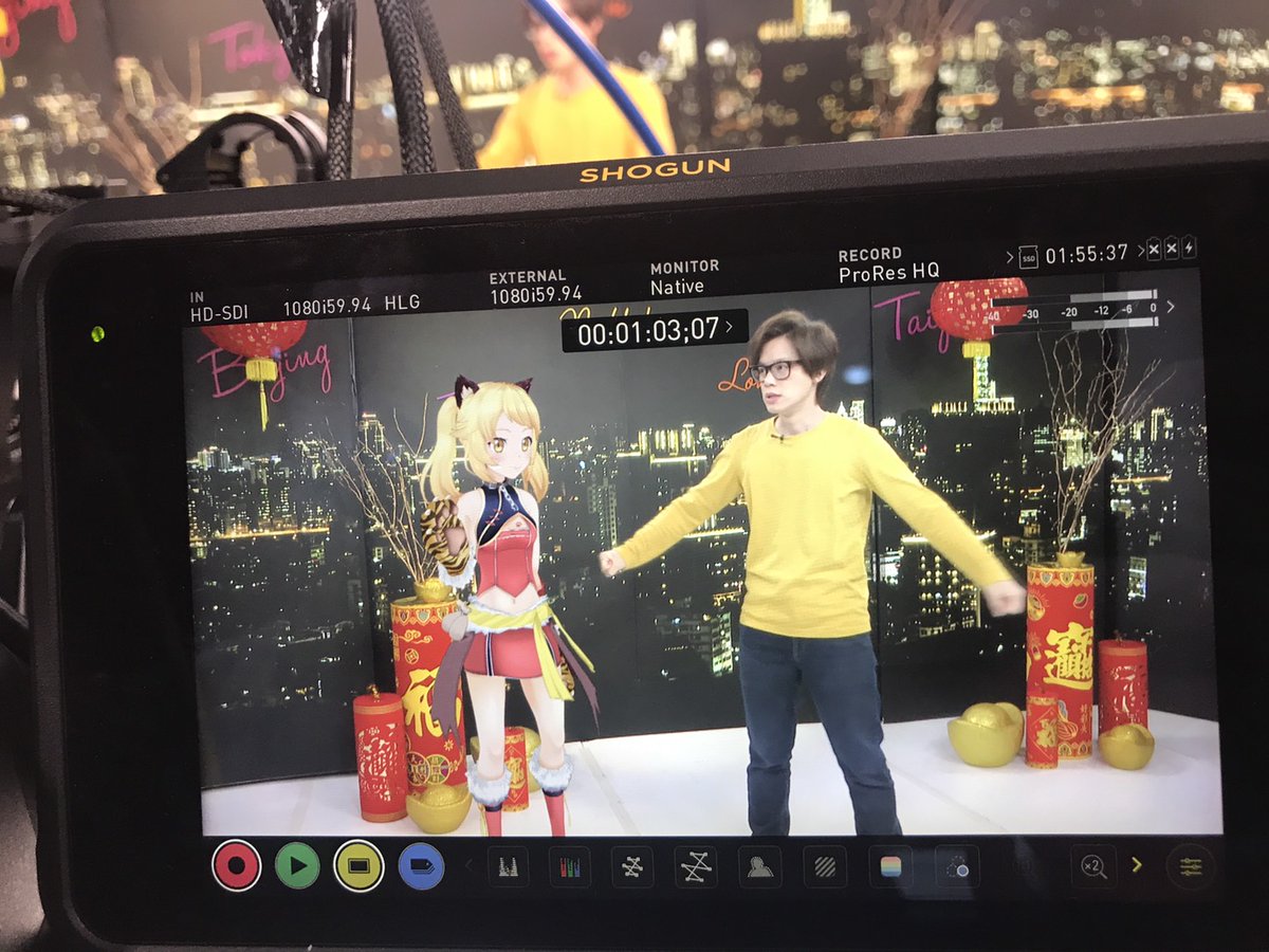 pandakunlog's tweet image. 浩哥真辛苦，要練習跟虛擬世界的虎妮（空氣）講話...
但其實虎妮的影子比較明顯，反而浩哥比較像虛擬的... www
#HowFun
#台中燈會