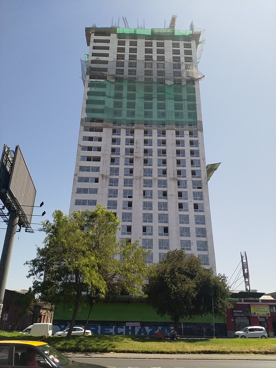 VialGonzalo's tweet photo. Bajo nuevo edificio de más de 30 pisos en Est. Central, construido para rentistas, subiendo el precio del suelo, sin equipamientos, donde seguro habrá colas para subirse al ascensor, llaman al Rechazo.
La buena ciudad y la vivienda no son considerados derechos en 🇨🇱.
#YoApruebo https://t.co/isK4TgjReQ