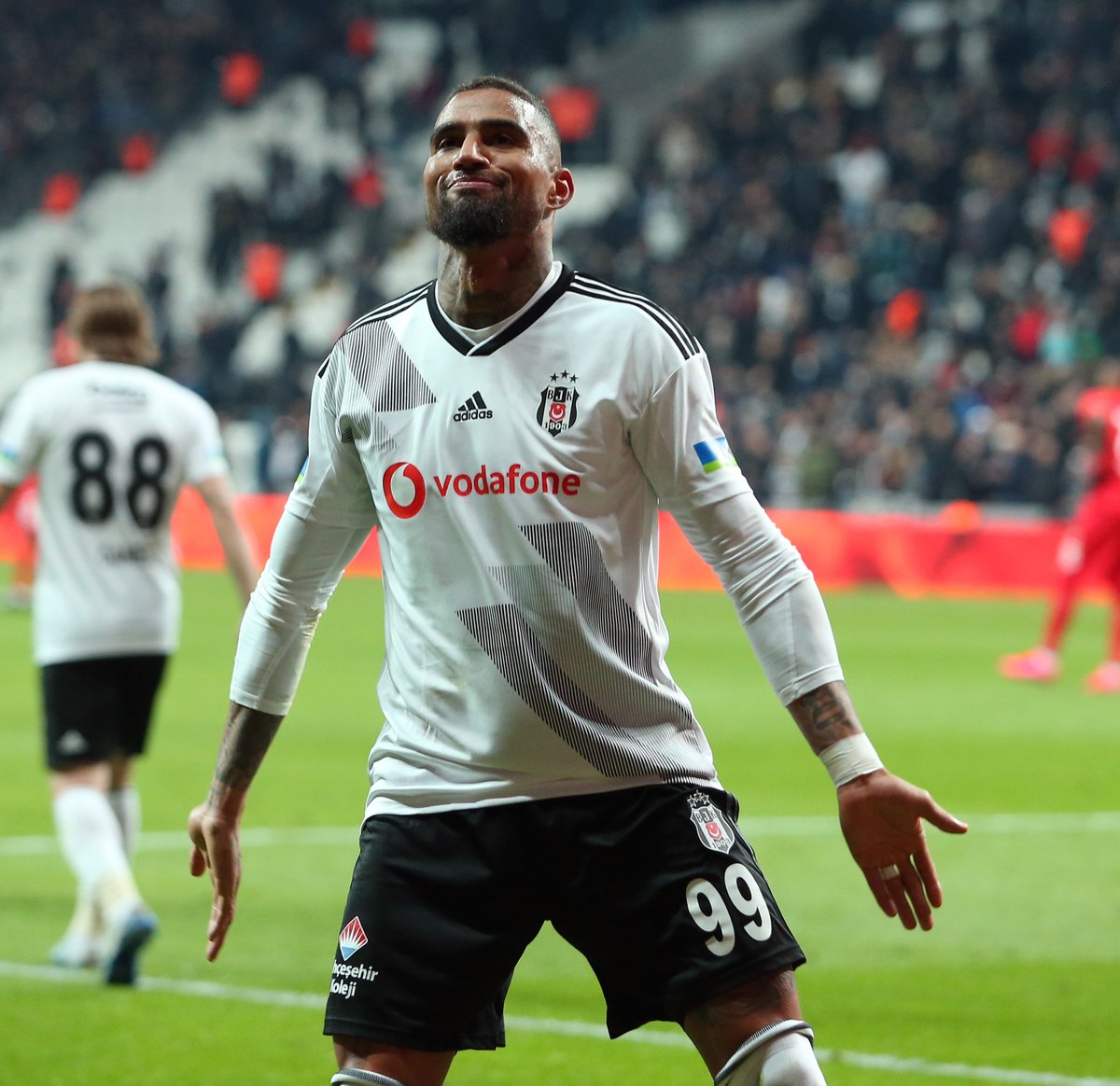 Besiktas's tweet photo. Bir Tanem #DeliGibiSeverim Seni Ben @KPBofficial 🖤 https://t.co/I2vjxm5GEl