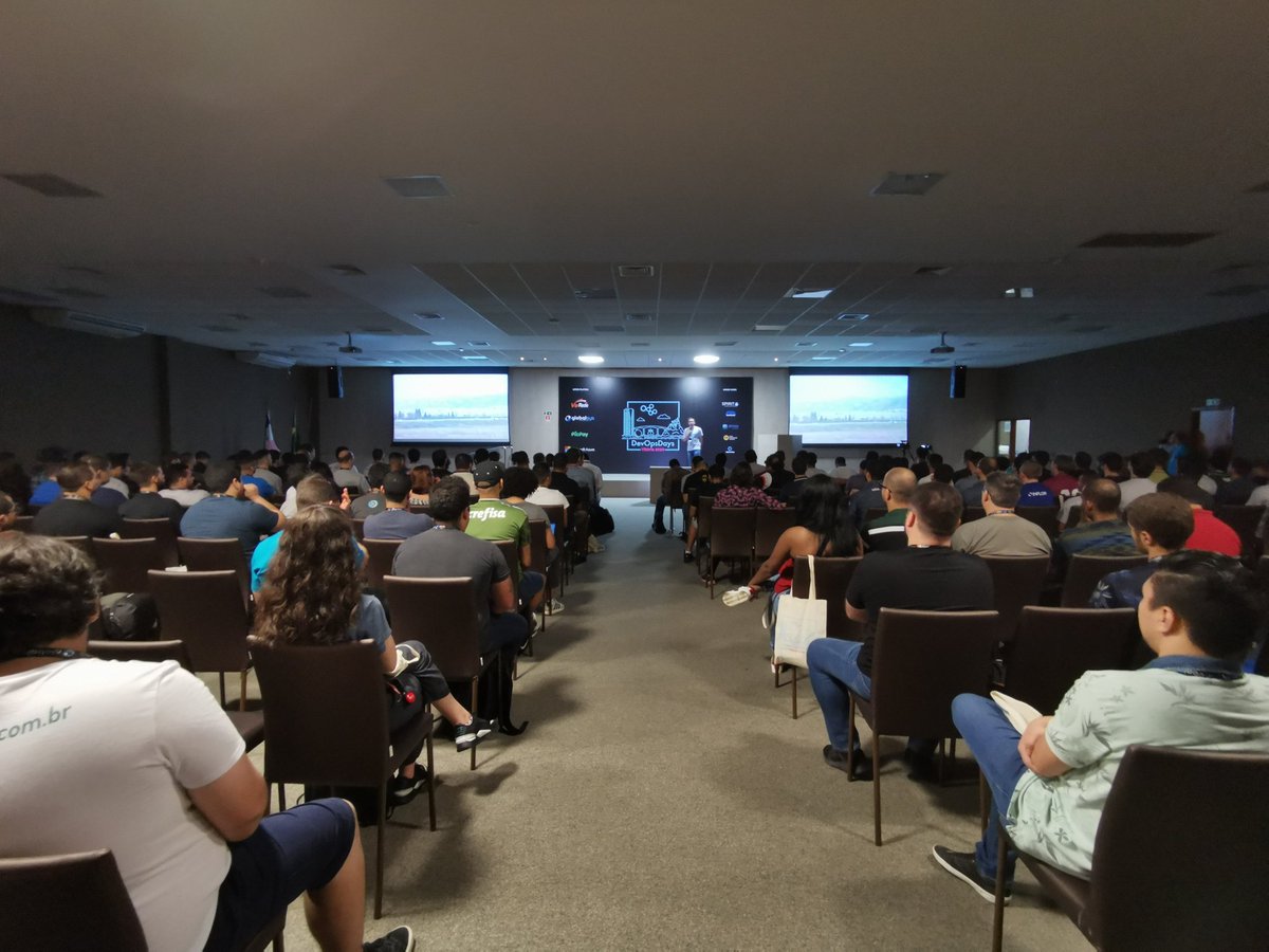 devopsdaysvix's tweet image. .@fernandoike no palco #devopsdaysvitoria #devopsdaysdeverao
