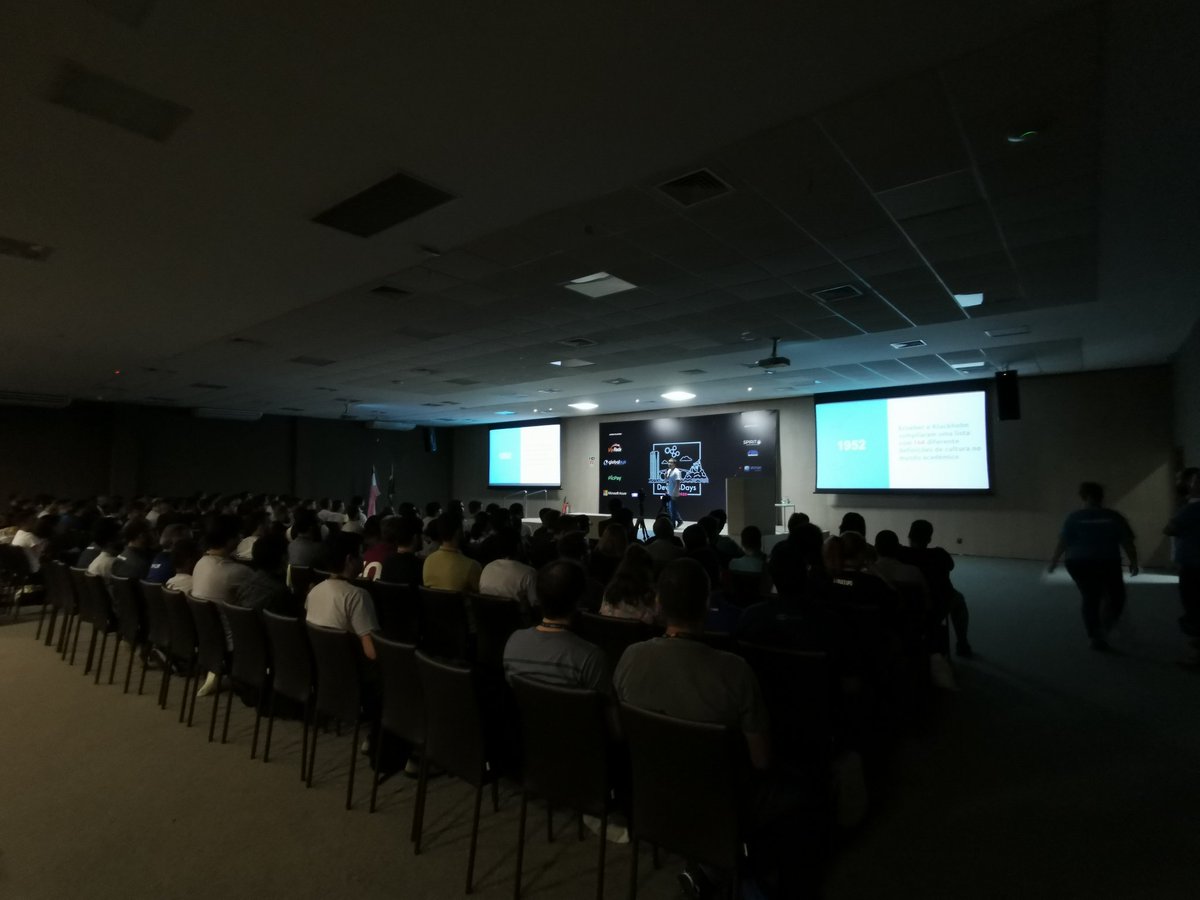 devopsdaysvix's tweet image. .@fernandoike no palco #devopsdaysvitoria #devopsdaysdeverao