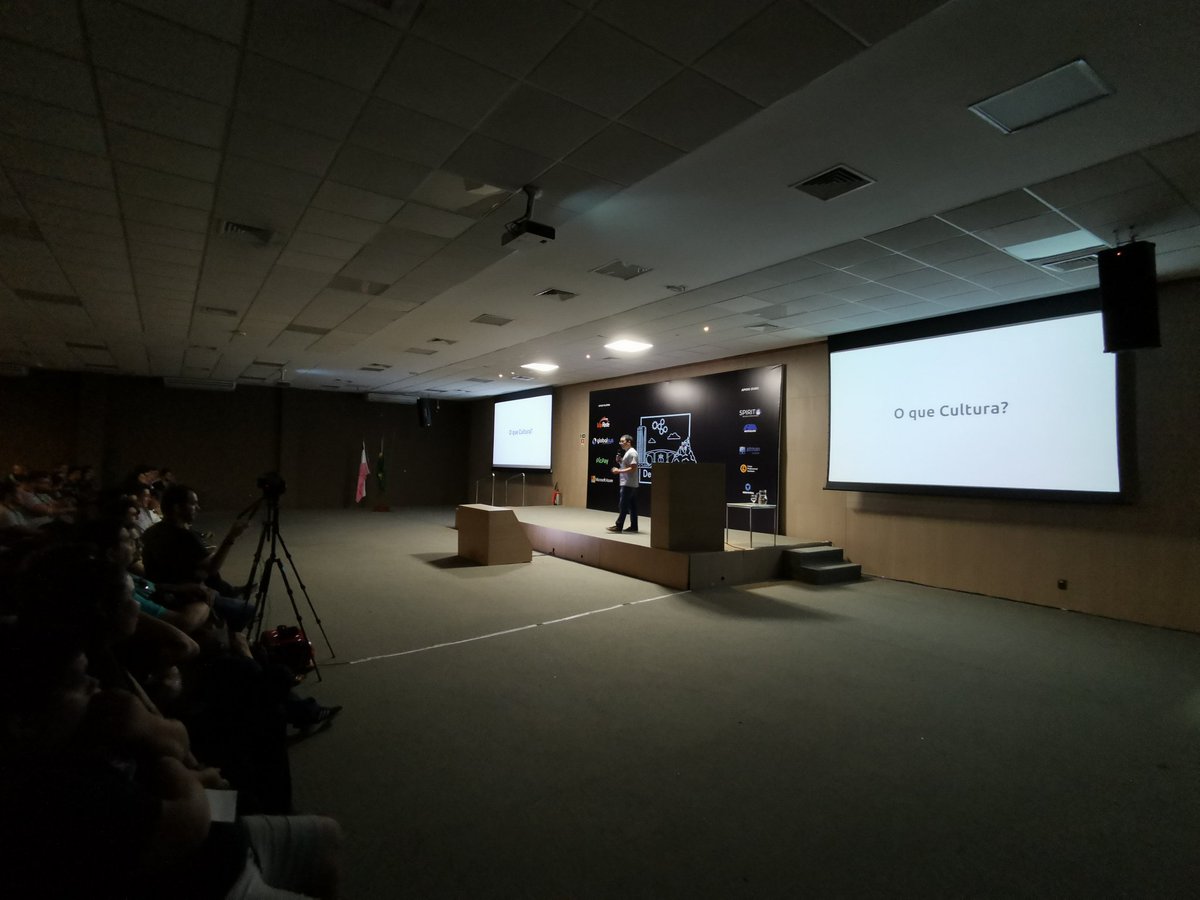 devopsdaysvix's tweet image. .@fernandoike no palco #devopsdaysvitoria #devopsdaysdeverao