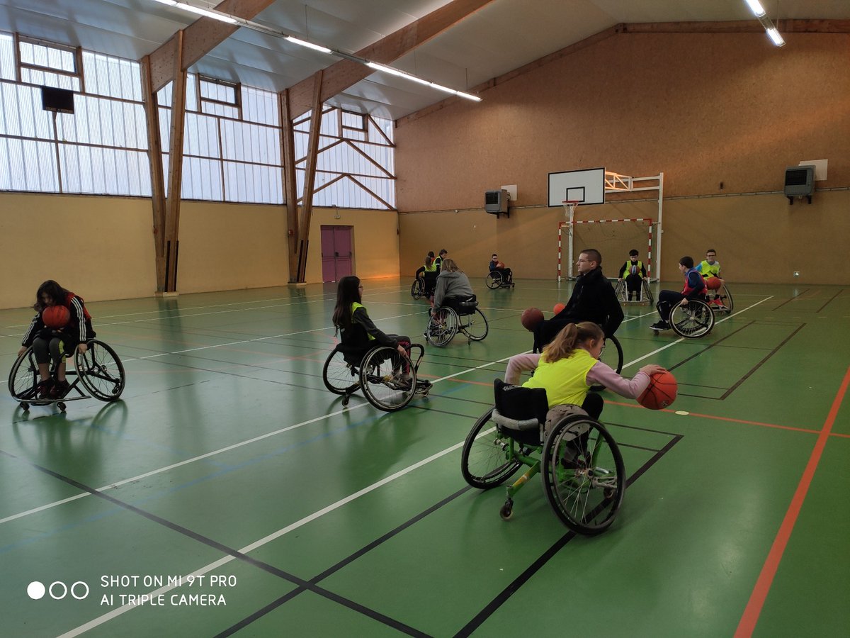 ClgRGoscinny's tweet photo. Semaine #paralympique, jeudi 6 fév, les élèves de CM2/6e du @ClgRGoscinny &amp; écoles primaires de secteur avec le #clubAndisports #Laval, #basket en fauteuil, Cessifoot, parcours motricité à l'aveugle...
#ferveur #convivialité #bonnehumeur #respect #entraide 
@dsden61@ac_normandie https://t.co/YBGlsFYgZ6