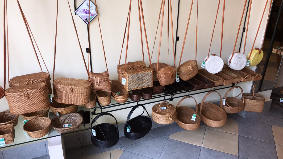 BaliShanti's tweet photo. バリ島ウブドのアタ製品を売っているアシタバです。
色々な商品があってどれも欲しくなっちゃいました〜
#バリ島#ウブド#アシタバ
https://t.co/mpAb6q5Prn https://t.co/CRUbN8TE14