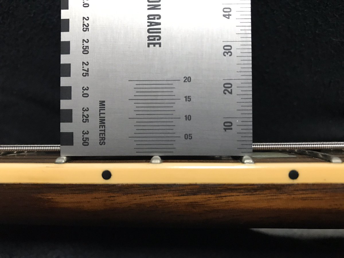 SDMF_Inc's tweet photo. そんでもって、
JIM DUNLOP SYSTEM 65
STRING ACTION GAUGE
で、
弦高を計ってみた。
(6弦側9Fで計測)
1.7mm〜1.8mmでちょい低め。
弦高ってのは
フレットから弦までの高さで、
指板から弦まででは無いのよ。
@JimDunlopJP @jimdunlopusa
#JimDunlop #SYSTEM65
#StringActionGauge #弦高 https://t.co/d36ez99EmD