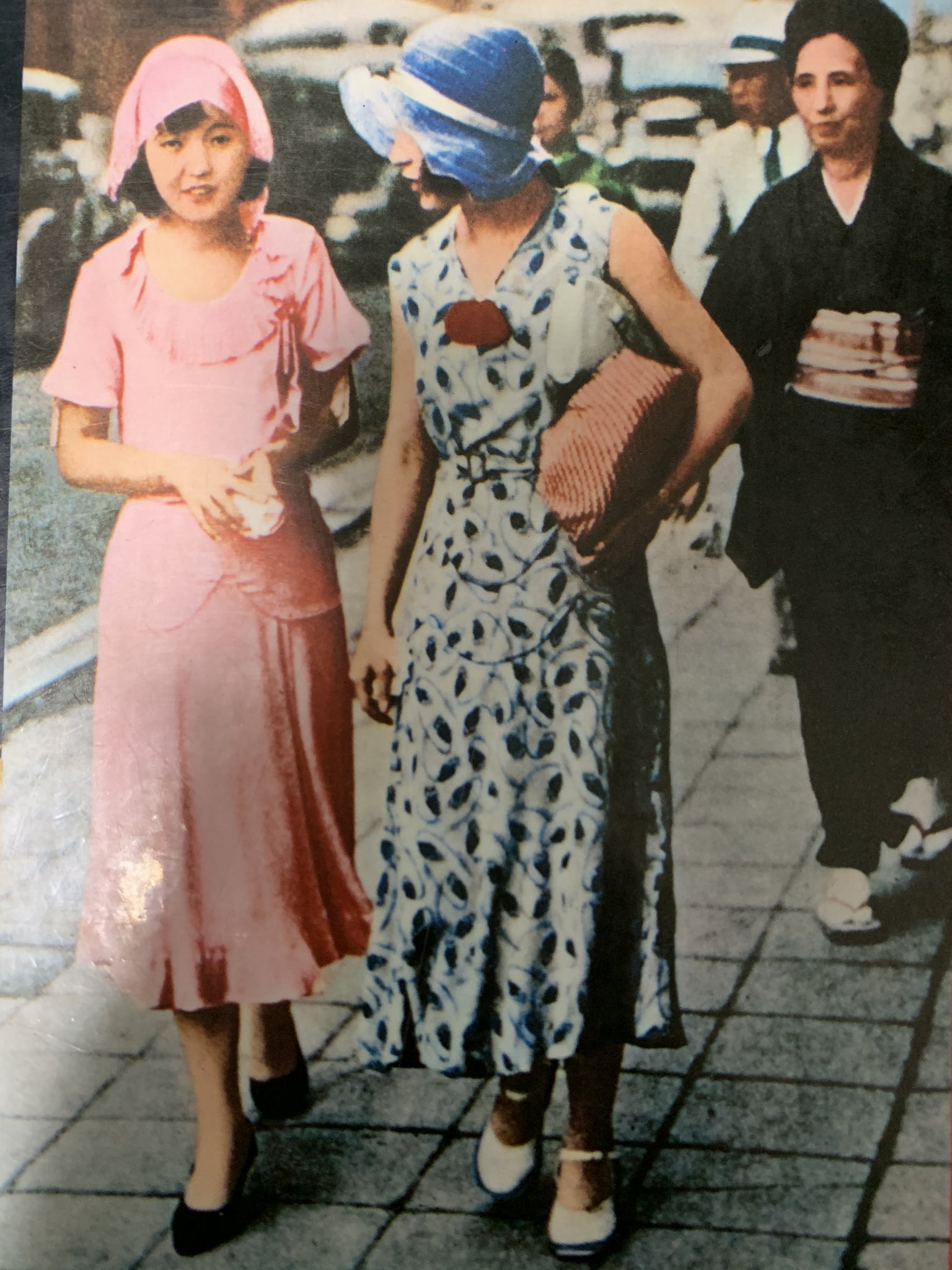 米澤光司 Beのぶ の奇妙な歴史探偵 昭和初期のモダンガールとしてよく出てくる写真ですが カラー化したらこんな感じになるらしい 左の女性の服 ピンク 桜色 だったのか グラフィックカラー昭和史 より 昭和史 モダンガール T Co