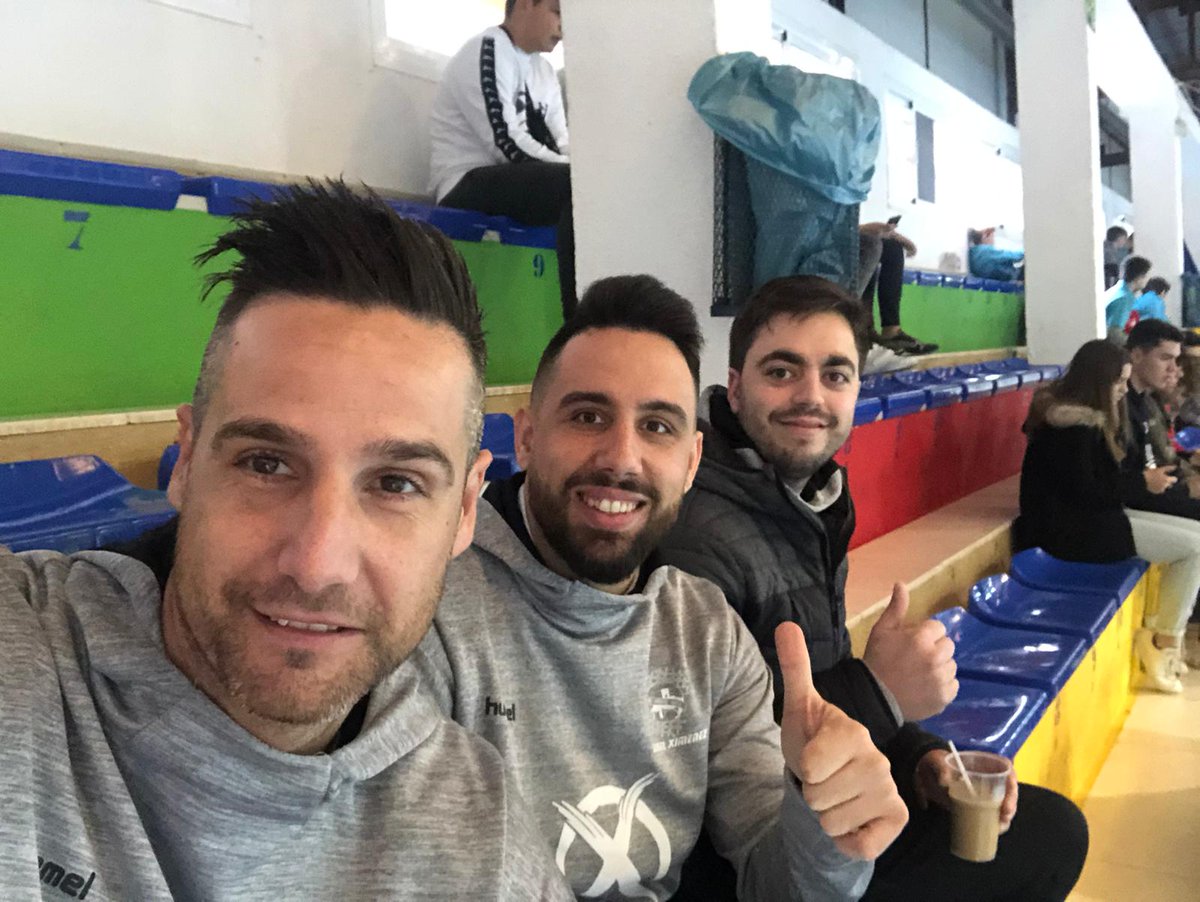 AngelXimenezBM's tweet photo. 📸 ¡Público de lujo en los partidos de nuestras #basesAX! 🤩

El @ASOBAL estuvo presente en la victoria de nuestras alevines 🆚 @BalonmanoAdesal y los jugadores del #Fuelle @Socy82, @rtrivi_7 y @joseleke7 apoyando al Cadete A masc. 🆚 @arspalmadelrio ✊

#VamosMiGenil #VamosAX https://t.co/2pTtru8bqO