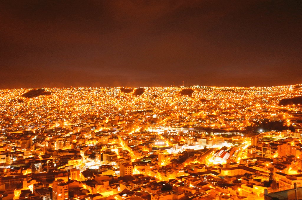 Twitter पर 青葉半島 名古屋県民 ラパスの燃えるような夜景はどの世界遺産よりも美しい ラパスは標高が高いほど貧困層の街で治安が悪いので 昔はタクシーで行くしかなかったけど今はロープウェイができたので気軽に行けるようになったよ