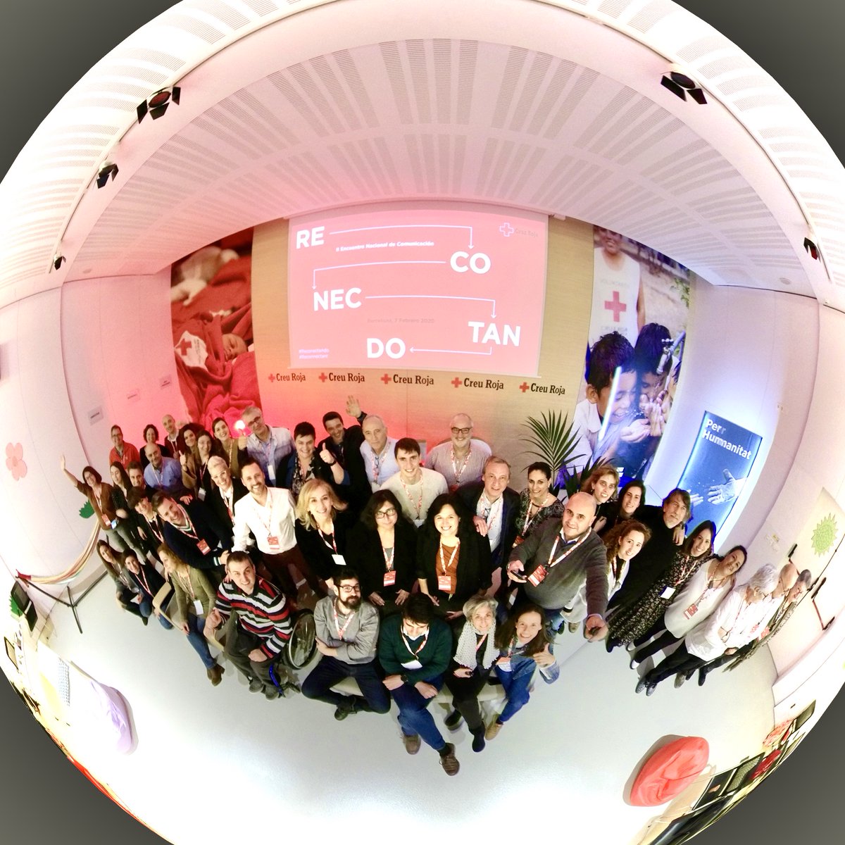 mmlopez_27's tweet image. Con esta foto de familia finalizó ayer en #BCN el II Encuentro Nacional de Comunicación #RECONECTANDO @CruzRojaEsp