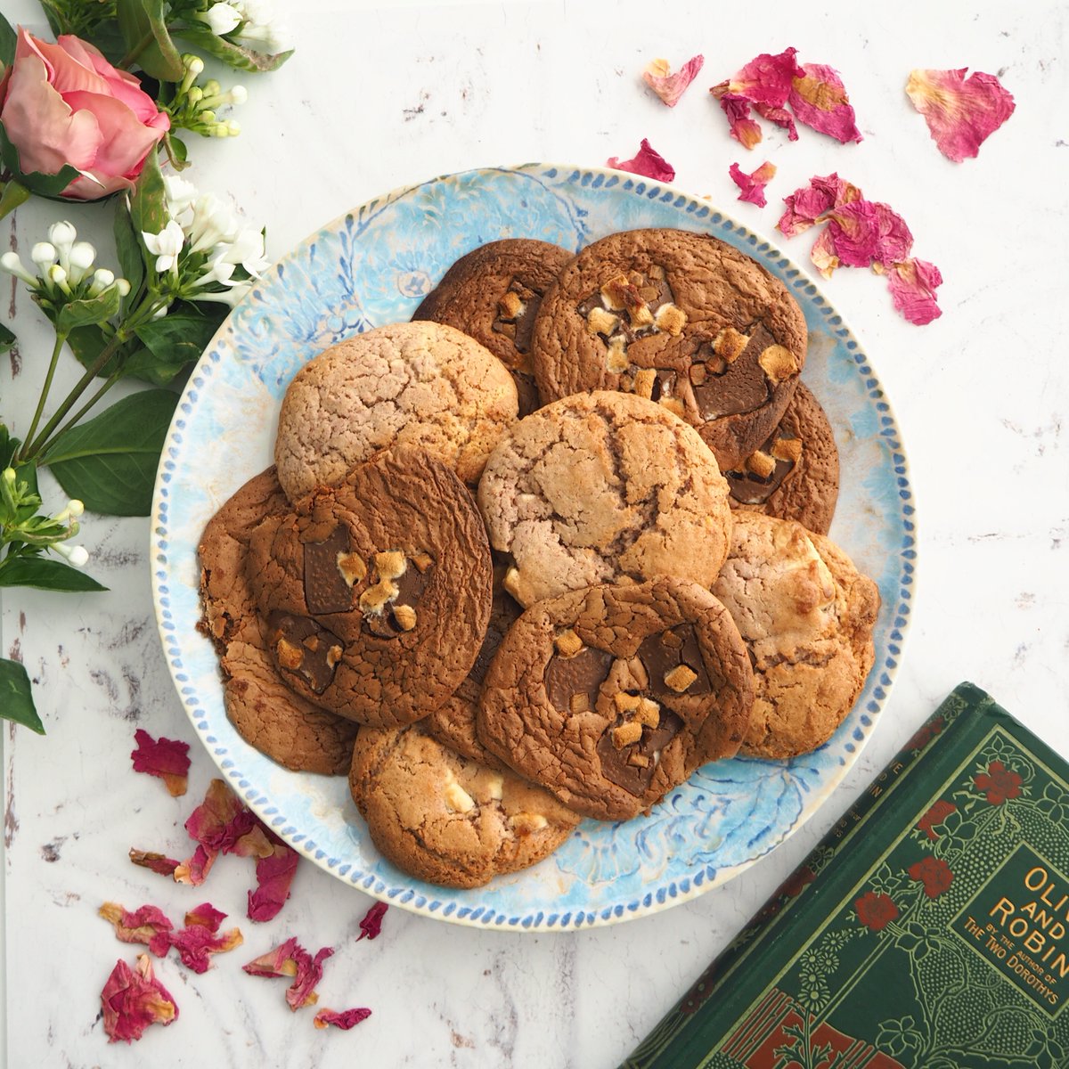 Did someone say cookies?! Best thing about the weekend is the chocolate treats 🍫🍪 📸 - @ thatmodernlife_ #snacktime #chocoholic #cookies