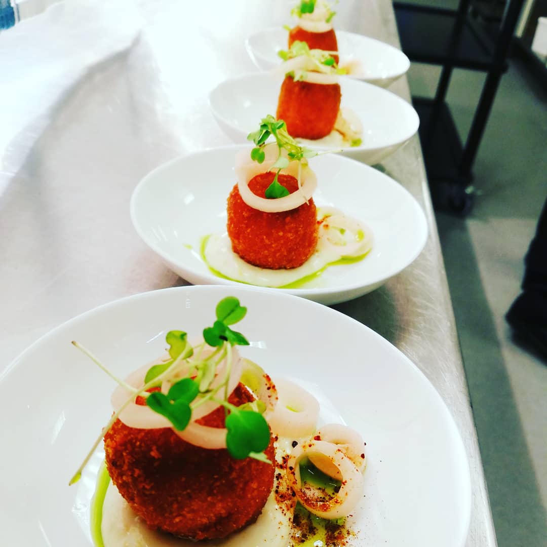 ecsedi_jKris's tweet image. A good friday amuse bouche, a ham hock croquette/mini ballotine with lemony horseradish-mayo, pickled shallot rings, rocket cresses, onion powder, herb oil. Enjoy! 🙂
#alacarteservices #amusebouches #hamhocks #croquette #ballotine #gourmetguide #michelintradition  #gastronomyart