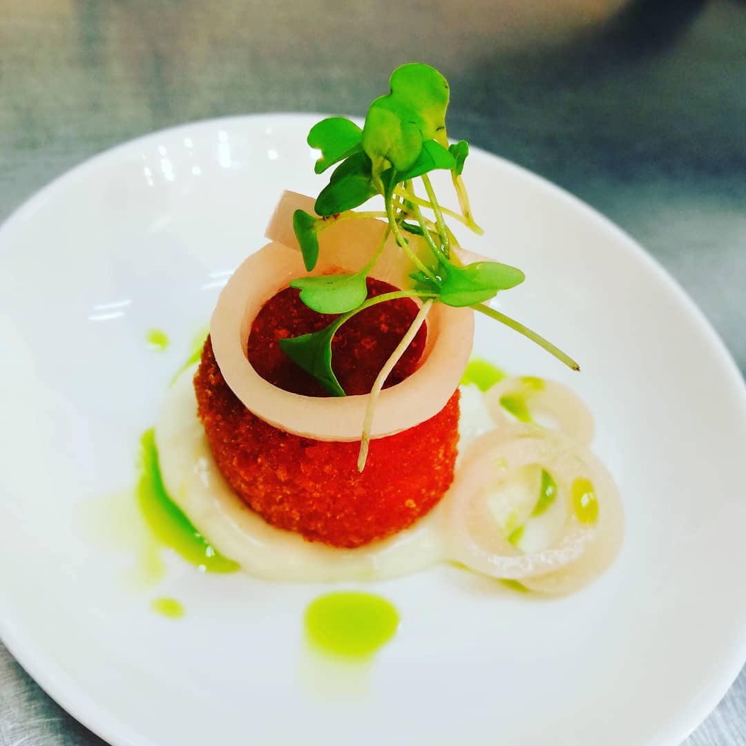 ecsedi_jKris's tweet image. A good friday amuse bouche, a ham hock croquette/mini ballotine with lemony horseradish-mayo, pickled shallot rings, rocket cresses, onion powder, herb oil. Enjoy! 🙂
#alacarteservices #amusebouches #hamhocks #croquette #ballotine #gourmetguide #michelintradition  #gastronomyart