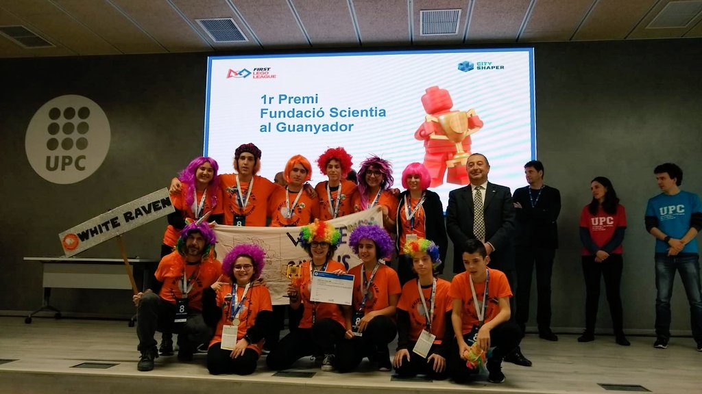 la_UPC's tweet photo. L'equip @whiteravenjda de l'@insjoandaustria, Premi Fundació Scientia al Guanyador‼️
Enhorabona a l'equip i també a tota la resta de participants d'aquest torneig @FLLSpain! Sou uns cracks! 
#cityshaper #FLLUPC #morethanrobots https://t.co/pcTOZccf8J