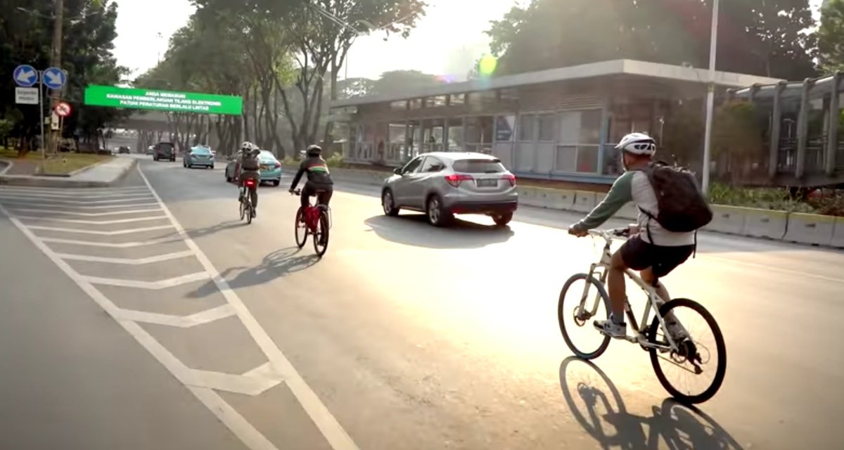 Dandhy_Laksono's tweet photo. Selalu merasa berhutang kepada pesepeda. Mereka tak menambah polusi dan hemat energi. Juga tak ikut memperkuat negara lewat pajak :) Kerap saya ekspresikan respek itu dengan memberi prioritas atau tak main klakson.

Minoritas Urban - Diskriminasi Pesepeda. https://t.co/QOJIGQzWRu https://t.co/FLAFCwBwEe
